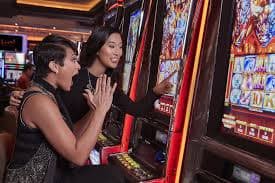 Antarmuka platform mpo77 menampilkan berbagai kategori permainan dan fitur live dealer